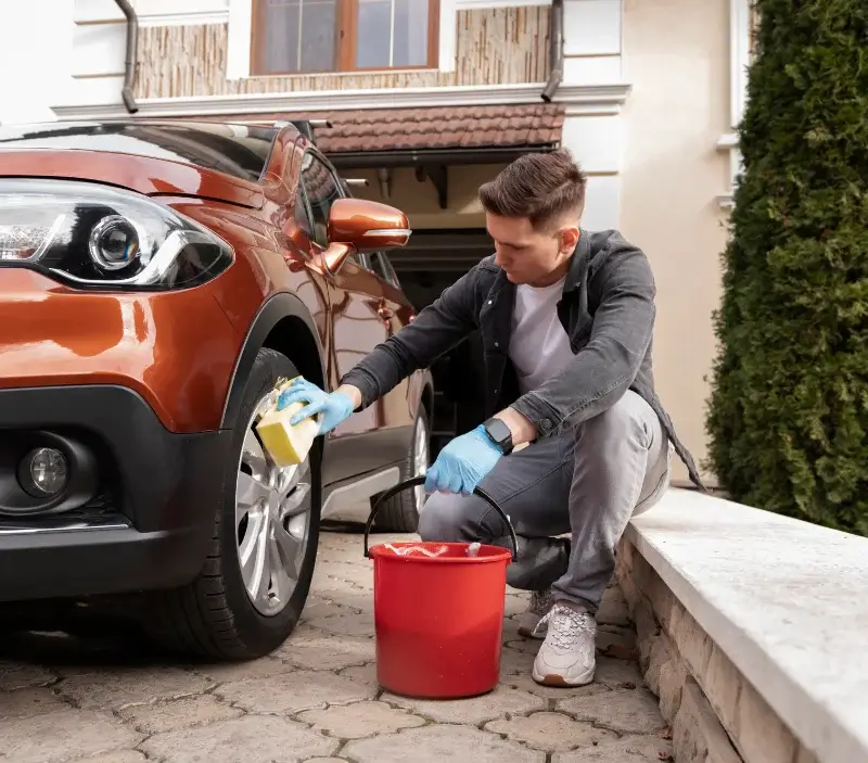 Lavage auto à domicile Bernis : professionnel intervenant sur un véhicule